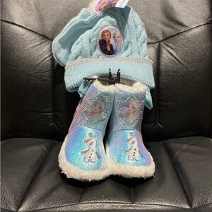 Toddler size 7-8 “Frozen” slipper, hat & mittens bundle